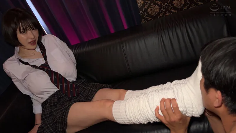 小悪魔女子のパンチラルーズソックス足コキに辛抱できなくなりパンツ越しにチンコを擦りつけ何度も射精してしまった僕