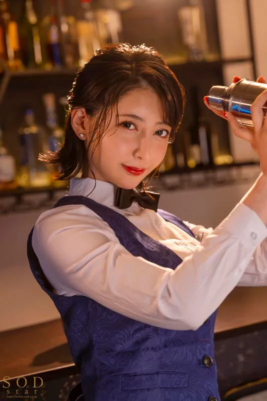 地方のバーで出会った色気ダダ洩れバーテンダーの超絶舌先テクでゾクゾクする快感に我慢ならず妻子を忘れて完堕ち中出しSEX。 夏目響