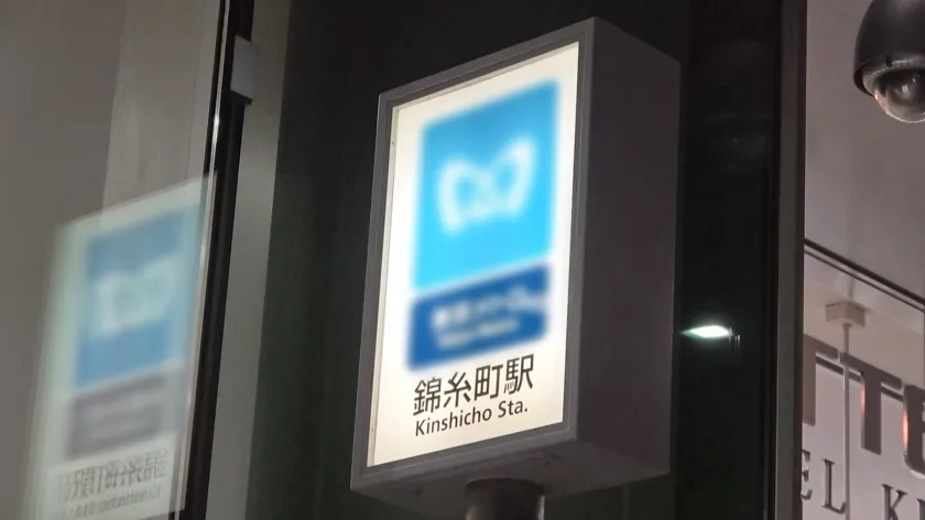 マジ軟派、初撮。 2146 『ワタシ、駅のホームで濃厚フェラチオしたことあるんです・・・』じゃあホテルで再現してもらいましょー！！激ムチムチスケベボディのえまちゃん！！突然の罰ゲームフェラチオにも即対応！じゅぽじゅぽぺろぺろ・・・肉棒を喉奥まで迎え入れ、玉を舐めながら極速手コキガトリング！！お返しにえまちゃんの全身をぺろぺろ「あっ、そこ弱いからだめ・・・っ！」クンニの応酬で激イキ！！おマ●コがジンジンして我慢できなくなったえまちゃん「駅でフェラしたとき物足りなかったの・・・入れて・・・？」もちろん入れさせていただきまーす！！爆尻が爆揺れ！あの頃のエッチな思い出の上書きセックスマジ最高！！