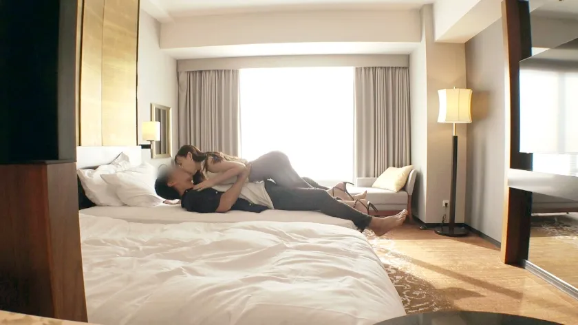 ラグジュTV 1810 刺激に飢えた長身スレンダーボディ。美貌と知性を備えた地方局アナウンサーが昼下がりのホテルで豹変。立ったまま手マンをされて吹き出した愛液が綺麗な足を伝う。自ら腰を打ち付ける見下ろし騎乗位で乱れ喘ぐスレンダー美女。