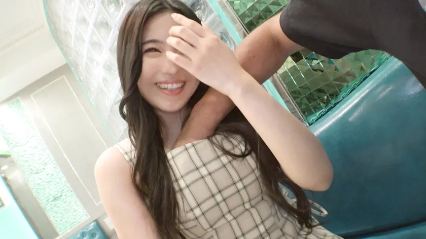 TV局にも出入りしているヘアメイクアシスタントが登場。ツヤのある綺麗な黒髪とコントラストをなす透明感ある美白肌。白と黒、陽と陰、表と裏。普段は華やかな表舞台で美男美女を相手に仕事をしているのに、今日は裏でパイパンま●こを晒しておじさんチ○コに大絶叫！甲高い喘ぎ声がホテルに響き渡る！【初撮り】ネットでAV応募→AV体験撮影 2324