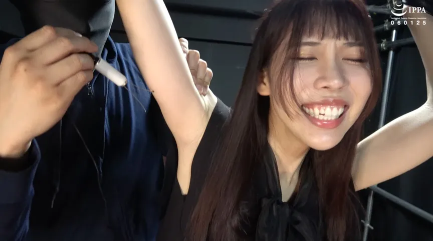 「【くすぐり】せっかくの腋見せ私服なのでバンザイ拘束でお姉さんを道具くすぐり！」わかしラボ WAKA-049 篠咲らら（2）