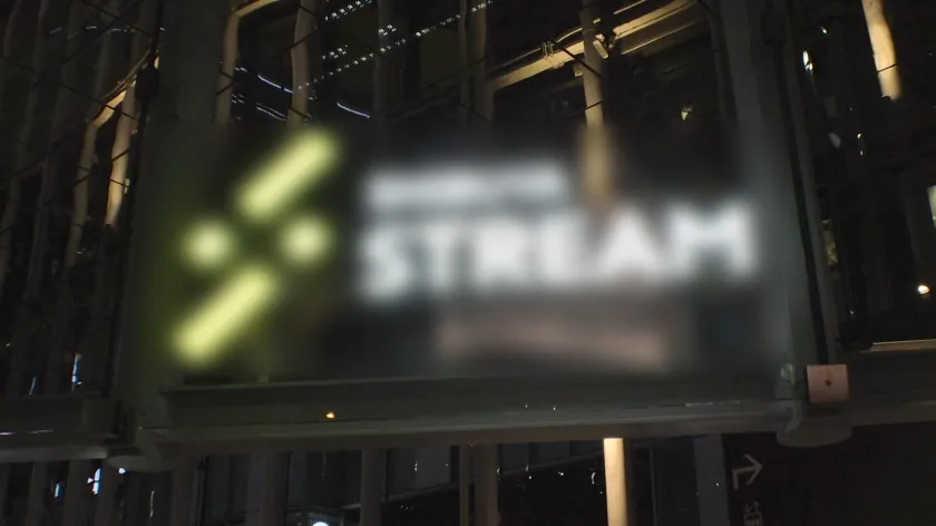 【佐野りか】マジ軟派、初撮。 2154 黒髪サバサバ天真爛漫女子を渋谷でナンパ！魔性の低音ボイスと圧倒的デカ美尻で男を弄ぶ子悪魔JD！一通り男をいじめた後はMモードに突入！自分からパンツを脱ぎたがり剛毛ま●こに直当てデンマをおねだり→即潮吹き！バックで突かれ、ぶるんぶるんとデカ尻を揺らしながらイキ乱れる！