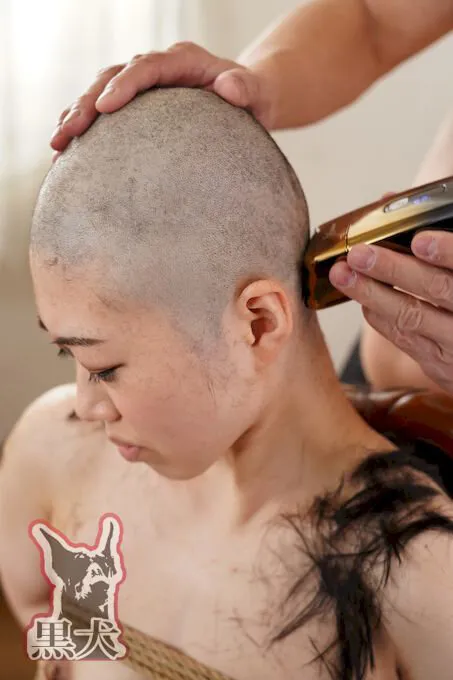 ガチ！坊主の女 AVデビューで本当に頭剃っちゃいました。