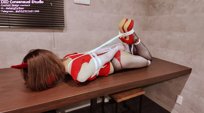 しっかりエロいコスチュームでデートに来た完全服○の女子大生