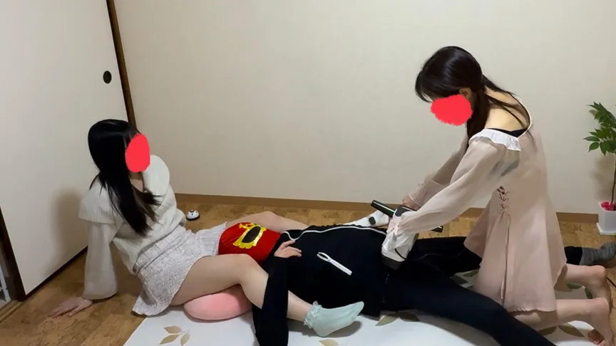 腕を怪我して動けないことをいい事に2人がかりで電気アンマをやりまくってくる梨央ちゃんとみーなちゃん