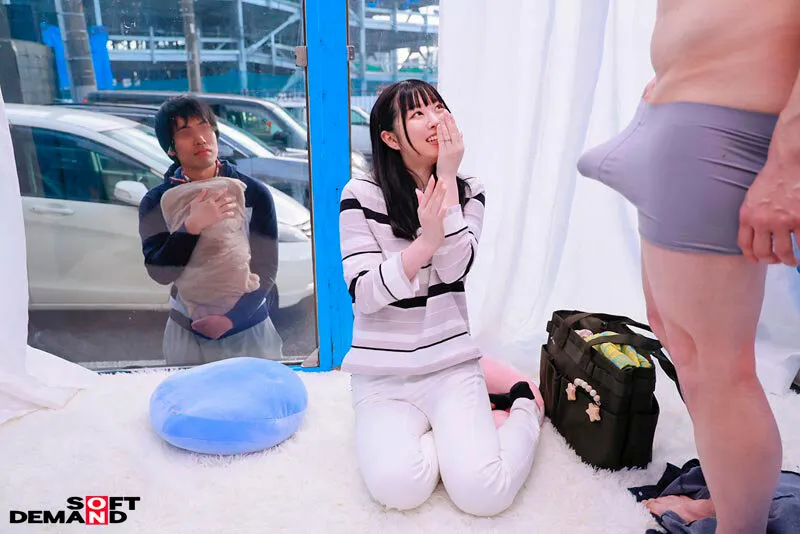 【たった1枚のミラーを挟んで味わう究極の背徳感】優しい子持ちのママにこっそりデカチンを見せつけて 素股で擦りつけて育児でレス気味の欲求不満オマンコに旦那の目の前でヌルっと生挿入 産後の柔らかい膣穴が気持ち良すぎて中出し不倫SEX