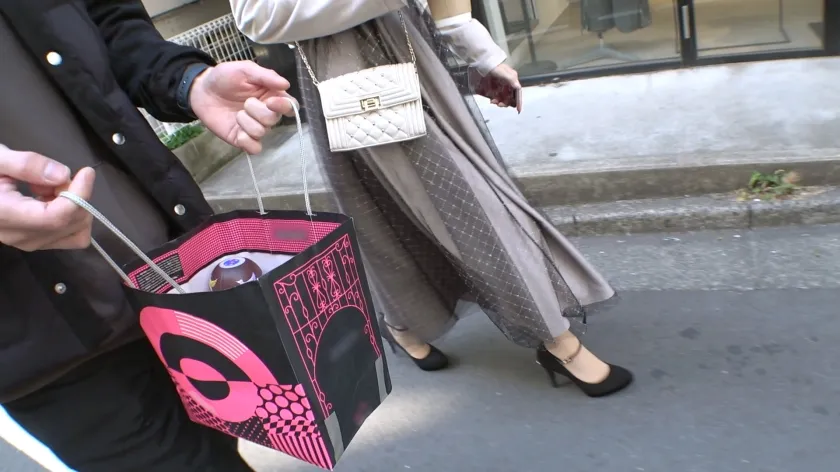 【ホワイトデー前×美人アパレル店員】春一番に舞う白上着のゆったり系美女を渋谷でナンパ！カフェ巡り好きの手作りお菓子に隠された秘密。ゴールドブら＆パイパン最強ま○こで潮吹き連発！！ マジ軟派、初撮。 2196