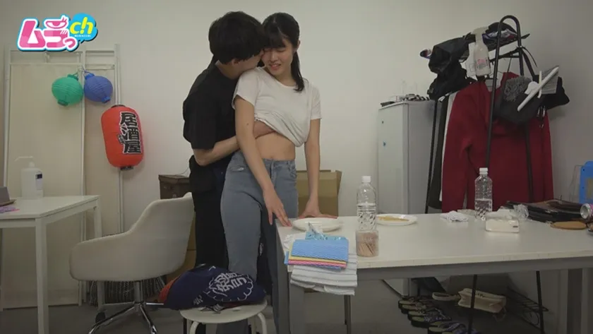 カップル部屋REC 最近ご無沙汰してた大好きな彼氏と休憩時間が被ったら…誰か来るかもしれないのにお股びしょ濡れにして我慢できずにバイト先でヤっちゃうむっつりスケベ女子大生 八森わか菜