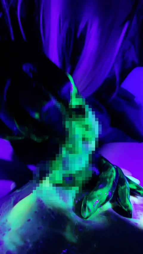 【ホロライブ儒烏風亭らでん同人AV】ブラックライトローションで手袋コキ♡