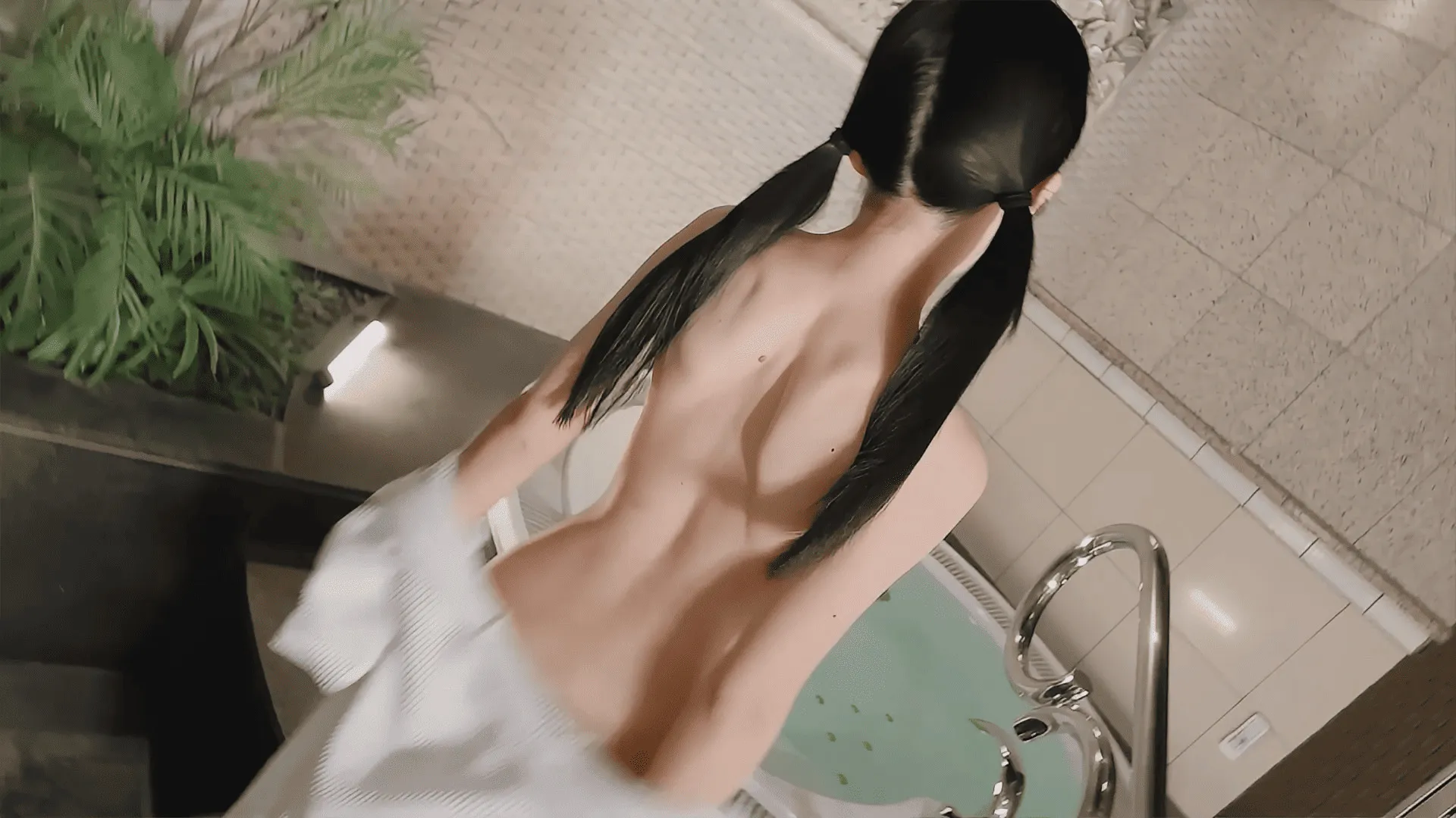 色白スレンダー小柄すっぴん美女の露天風呂ベストSEX。小さなカラダが火照ったあつあつパイパンおま●こはキケンな香りいっぱい。