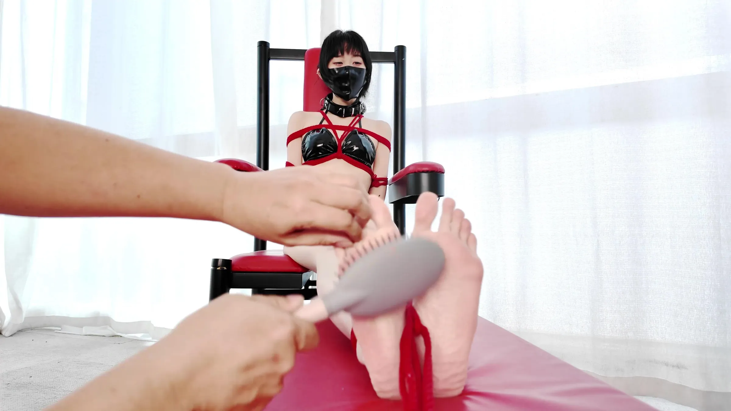 囚われたエージェント、くすぐり責めでゲラ死