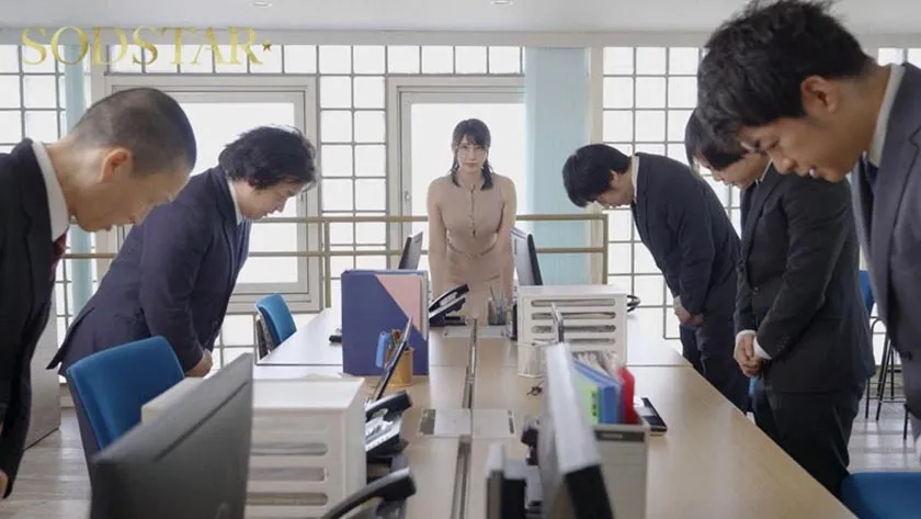 クールな外見で常にしごできオーラを放っている夏目部長 いざ下についてみるとポンコツ判明 仕事はぜんぶボクに丸投げだけど 残業後は飲みに連れてってくれ自宅で生マンまでさせてくれる とっても優しいクーデレ女上司 夏目響