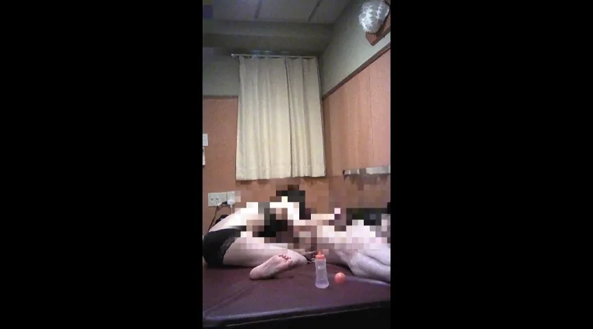 黒下着美女に金蹴り、手コキされました…！