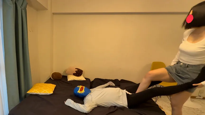 憧れのふみな先輩に頼まれた仕事をミスって電気アンマでお仕置きされる新入社員の俺