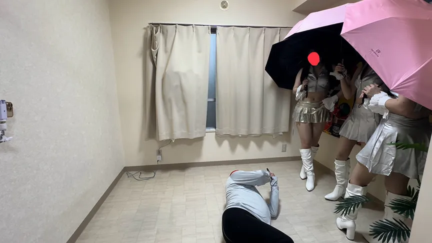 3人のキャンギャルに踏まれ押さえつけられ代わる代わる電気アンマやられまくり逝かされる