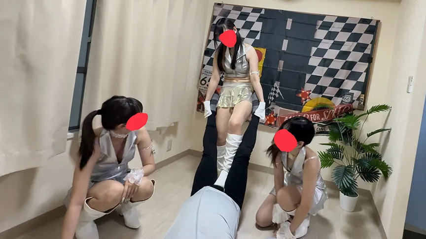 3人のキャンギャルに踏まれ押さえつけられ代わる代わる電気アンマやられまくり逝かされる