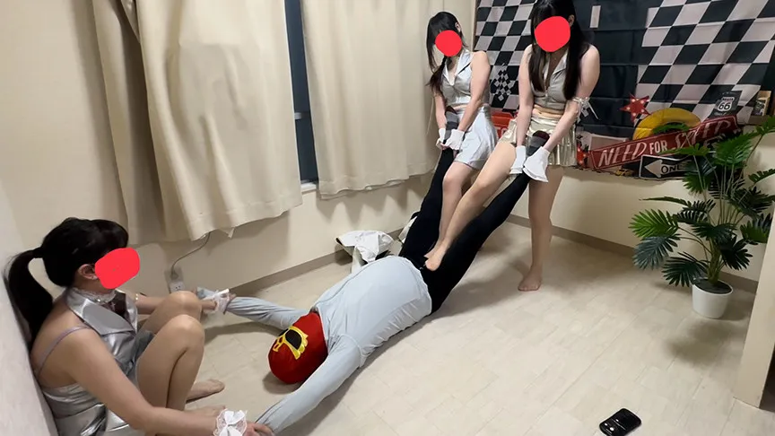 3人のキャンギャルに踏まれ押さえつけられ代わる代わる電気アンマやられまくり逝かされる