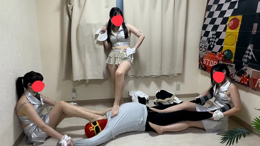 3人のキャンギャルに踏まれ押さえつけられ代わる代わる電気アンマやられまくり逝かされる