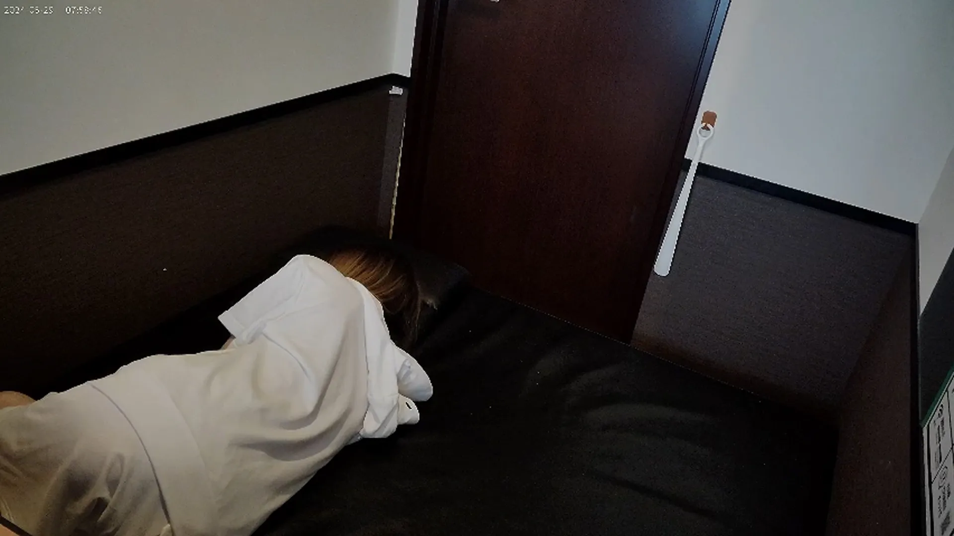 ネカフェスタッフの深夜の楽しみ　〜美乳美女のお腹に大量発射〜