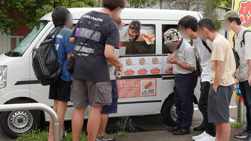 人気 AV 女優が挑戦！イカサレ屋台の中で 潮吹きながらホットドッグ売ってください！小坂ひまり