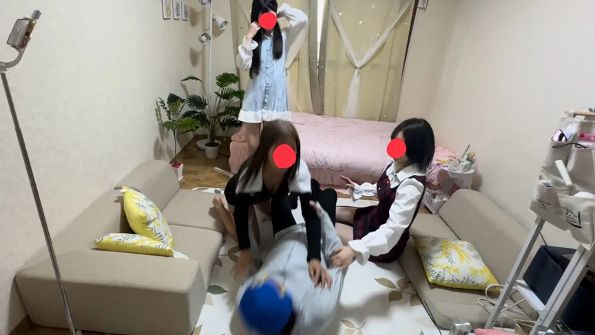 幼馴染が友達を連れて家に来た！妹の目の前で電気アンマで無様に逝かされる...