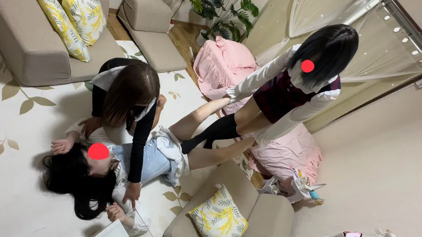 妹のゆうなが狙われた！ギャル2人に押さえつけられ電気アンマ＆くすぐり地獄