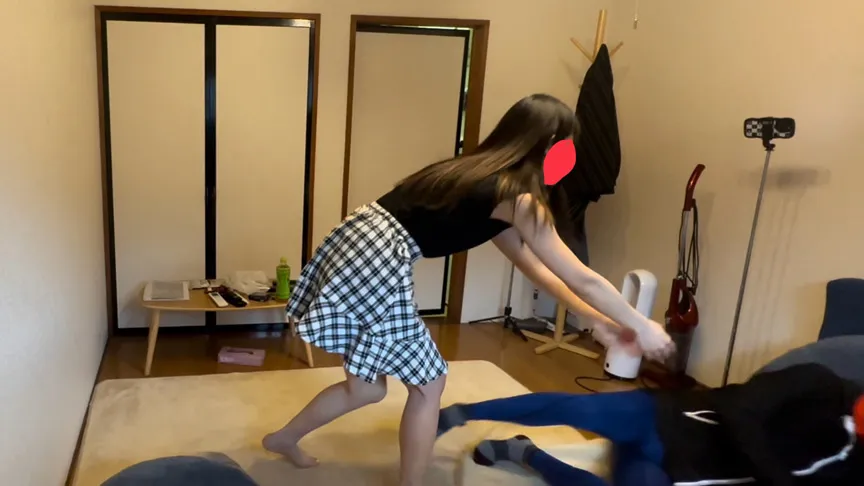 デリヘル呼んだら「りな＠あしうらの子」という有名な子が来て電気アンマと多彩な足責めで逝かされM墜ち久しぶりのデリ！HPを見てウキウキしながら待っていた