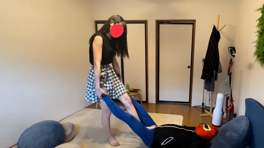 デリヘル呼んだら「りな＠あしうらの子」という有名な子が来て電気アンマと多彩な足責めで逝かされM墜ち久しぶりのデリ！HPを見てウキウキしながら待っていた