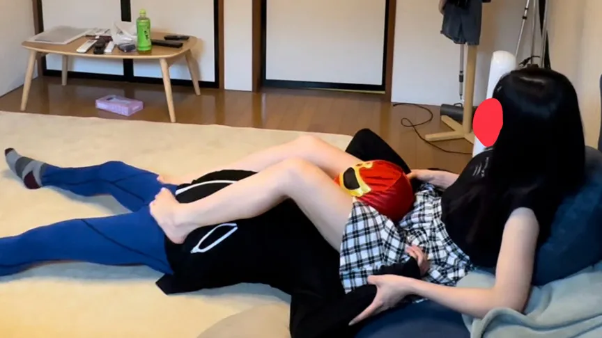 デリヘル呼んだら「りな＠あしうらの子」という有名な子が来て電気アンマと多彩な足責めで逝かされM墜ち久しぶりのデリ！HPを見てウキウキしながら待っていた