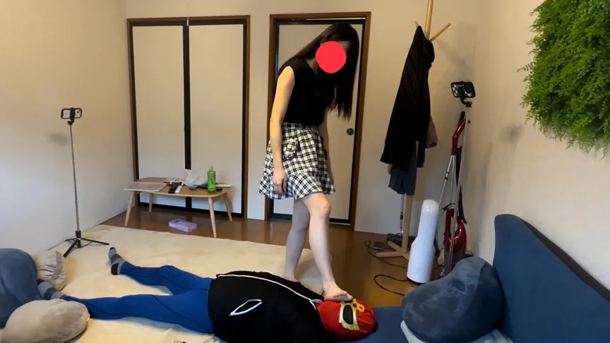 デリヘル呼んだら「りな＠あしうらの子」という有名な子が来て電気アンマと多彩な足責めで逝かされM墜ち久しぶりのデリ！HPを見てウキウキしながら待っていた