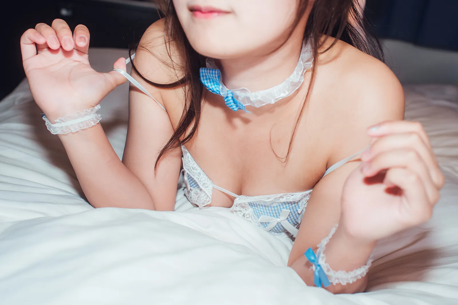 小さめ青色水着の誘惑