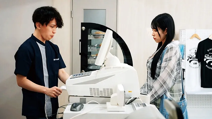 コンビニのバックヤードでセックスをするのが好きな彼女は不倫をしていた。 二羽紗愛