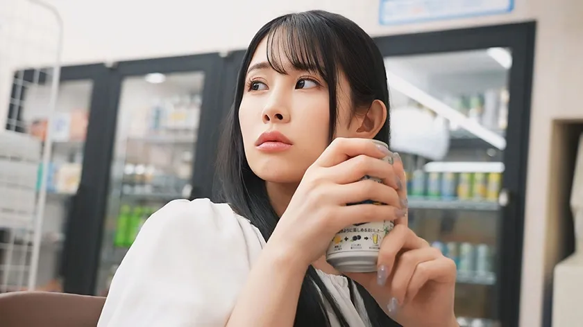 コンビニのバックヤードでセックスをするのが好きな彼女は不倫をしていた。 二羽紗愛