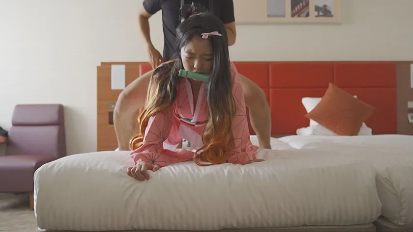 【鬼滅の刃竈門禰豆子コスプレAV】かわいそうなコスプレイヤー 国民的妹キャラ！ 禰●子のちびマンにずぶり！好きでもないキモオジのおもちゃに