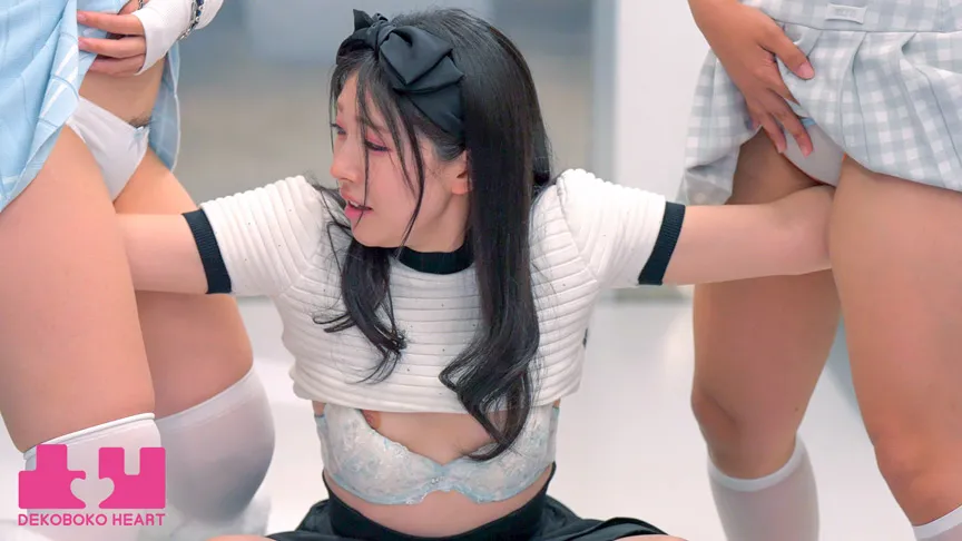 Wカニばさみおまんまんホールドレズ電車 図書館で働く黒髪美少女が同じ車両で偶然出会ったギャルカップルの太ももにはさまれ身動きがとれない状況で挟み撃ちレズ開発された 皆月ひかる 和久井美兎 江戸川もなか