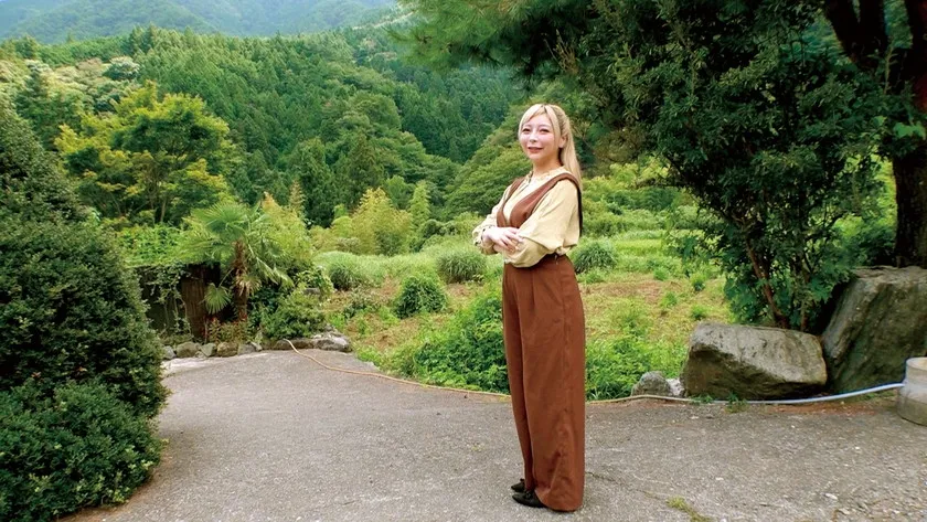 巨乳人妻温泉デート 人妻らしい肉付きの金髪ギャル妻 なお25歳