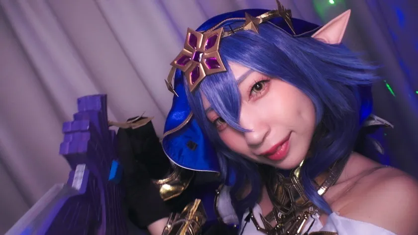 【原神レイラ ホロライブ湊あくあ(ブレザー) コスプレAV】チン凸生(ハメ)配信 夢見心地の濃厚生ハメセックスでイキ狂う ちっぱい美少女レイヤーさん不眠の夜！！【2キャラ収録】 冬愛ことね