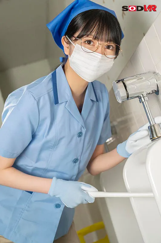 【森日向子】【VR】陰キャな女性清掃員が男性用トイレで股間を凝視。つい勃起してしまいチャックが閉まらず慌てていたら痴女化してヌイてくれた。