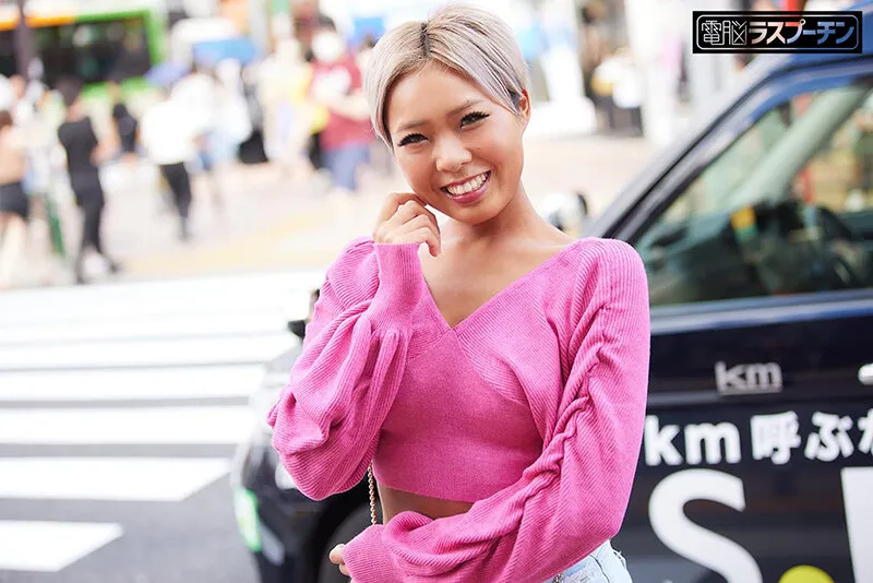 【NATSUKA】街角ナンパギャル検証企画！デリバリー配達員を誘惑して玄関先でSEXできるか！？ ショートカットの日焼けギャル