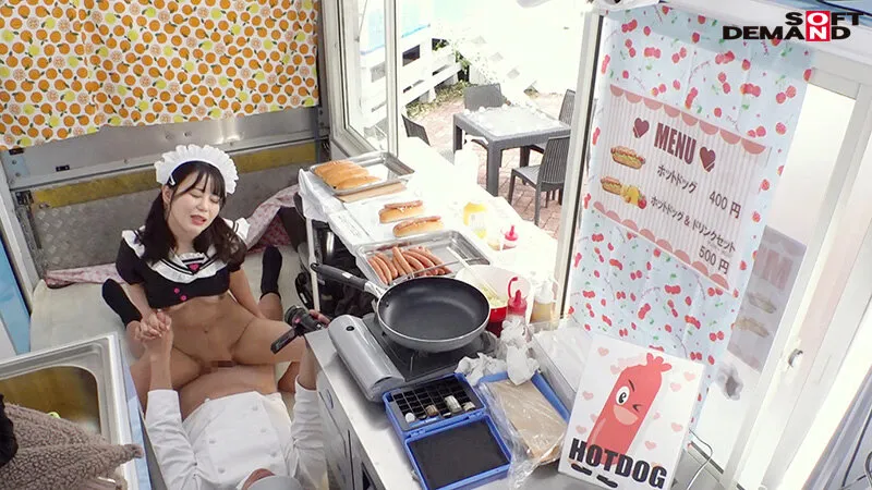 【泉田栞 富岡ありさ 新山ちなつ もっともあ】イルミネーションを見に来ていた冬休み中の女子大生さん 「半裸で移動販売してみませんか？」お客さんにバレないよう10分おきに過激になる下半身イジられミッションに耐えられるか！？