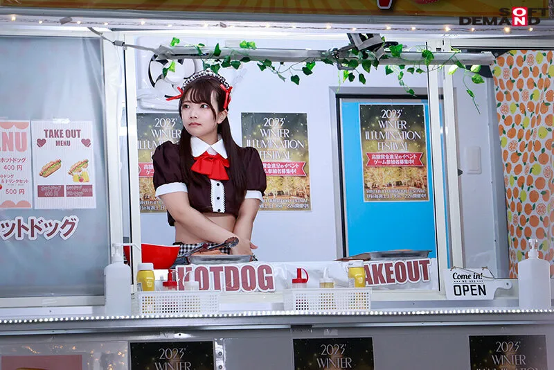 【泉田栞 富岡ありさ 新山ちなつ もっともあ】イルミネーションを見に来ていた冬休み中の女子大生さん 「半裸で移動販売してみませんか？」お客さんにバレないよう10分おきに過激になる下半身イジられミッションに耐えられるか！？