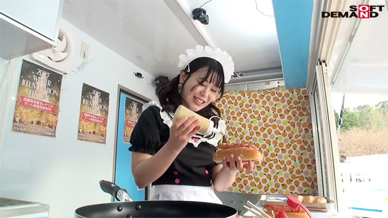 【泉田栞 富岡ありさ 新山ちなつ もっともあ】イルミネーションを見に来ていた冬休み中の女子大生さん 「半裸で移動販売してみませんか？」お客さんにバレないよう10分おきに過激になる下半身イジられミッションに耐えられるか！？