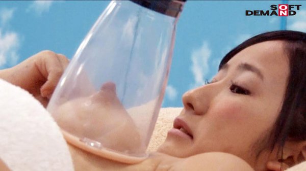 マジックミラー号に水着美少女が初乗車日焼けで火照った美尻を性感マッサージ 敏感になった日焼けビキニ娘は4回イって失禁… 流されて戸惑いながらも初中出し！ ともみちゃん（18）女子大生