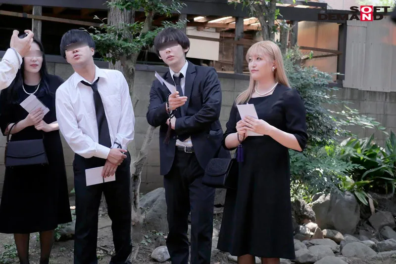 ヤリマンはママになってもヤリマン 法事で5年ぶりに再会した同級生たちに酔わされ輪姦された金髪喪服ギャル 伊南えりか