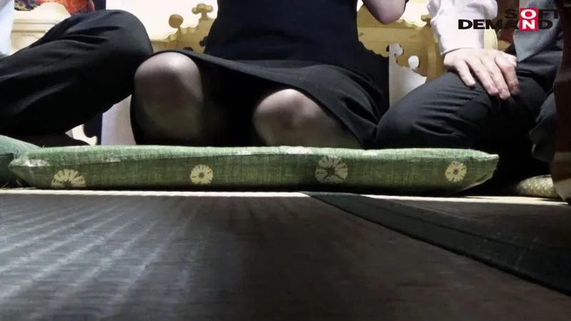 ヤリマンはママになってもヤリマン 法事で5年ぶりに再会した同級生たちに酔わされ輪姦された金髪喪服ギャル 伊南えりか