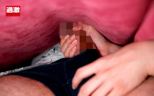 妻がいる至近距離で寝取りエステ 平然とマッサージしながらこっそりチ○ポを挿入し腰振り騎乗位で中出しまでさせる爆乳むっちりエステティシャン