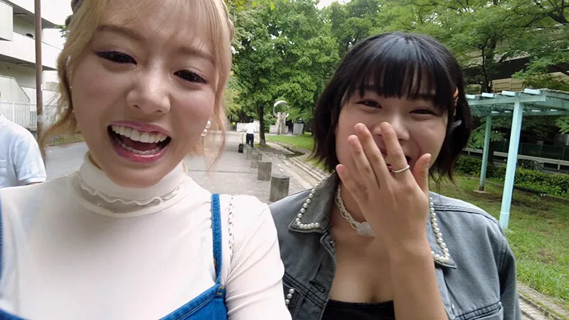 【浜崎真緒 佐野なつ】潮吹きレズ露出 指ズボ快楽でセルフ潮をまき散らす金髪と黒髪のイチャビチャ絶頂デート