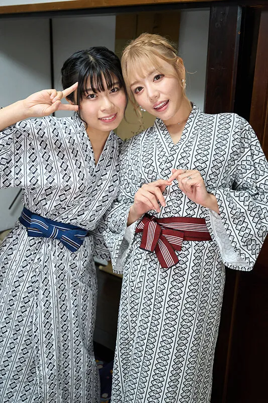 【浜崎真緒 佐野なつ】潮吹きレズ露出 指ズボ快楽でセルフ潮をまき散らす金髪と黒髪のイチャビチャ絶頂デート