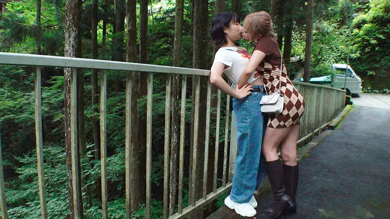 【浜崎真緒 佐野なつ】潮吹きレズ露出 指ズボ快楽でセルフ潮をまき散らす金髪と黒髪のイチャビチャ絶頂デート